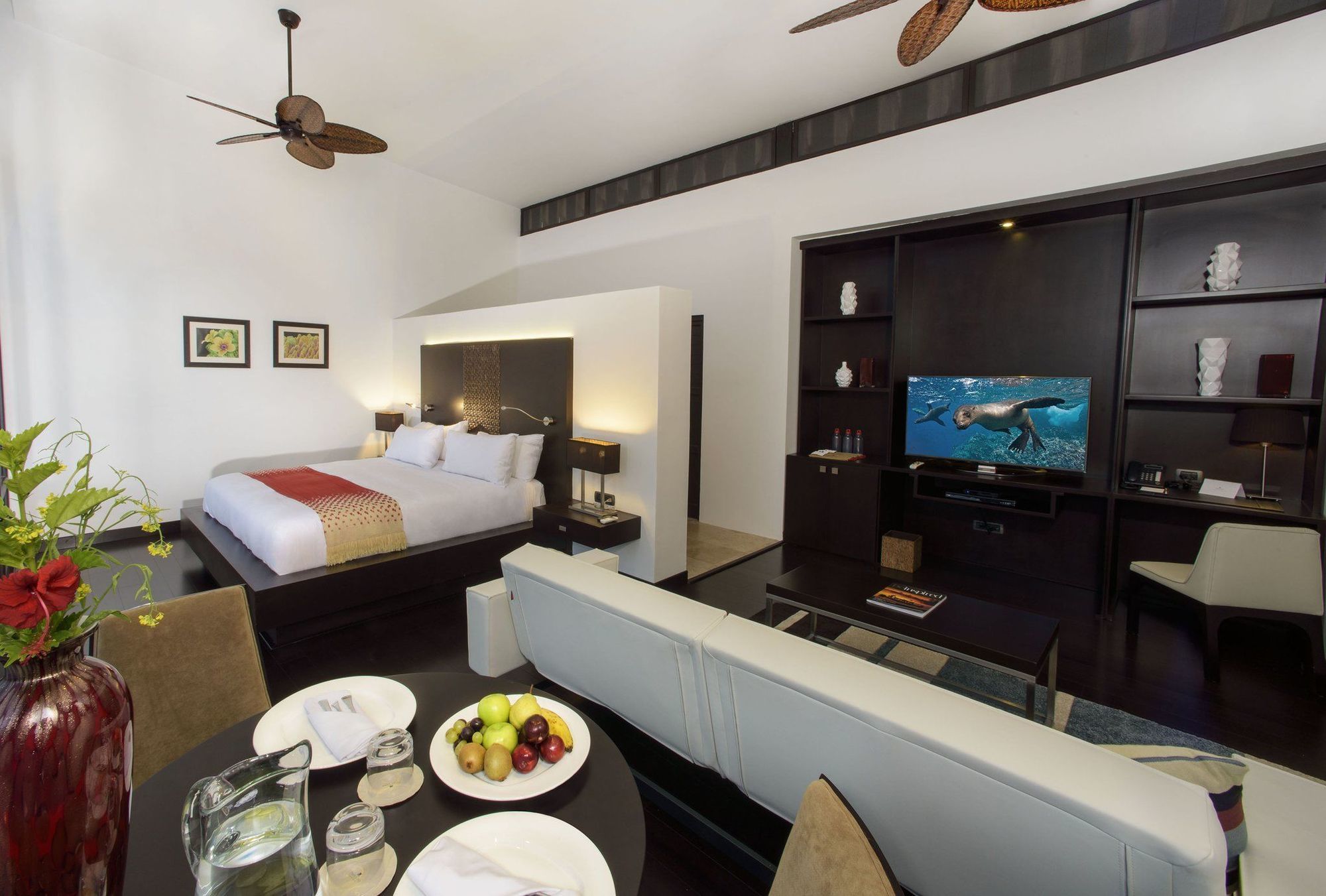 Pikaia Lodge Santa Cruz Island Екстер'єр фото
