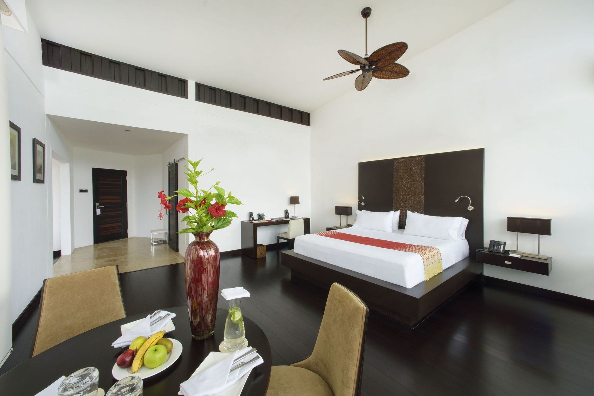 Pikaia Lodge Santa Cruz Island Екстер'єр фото
