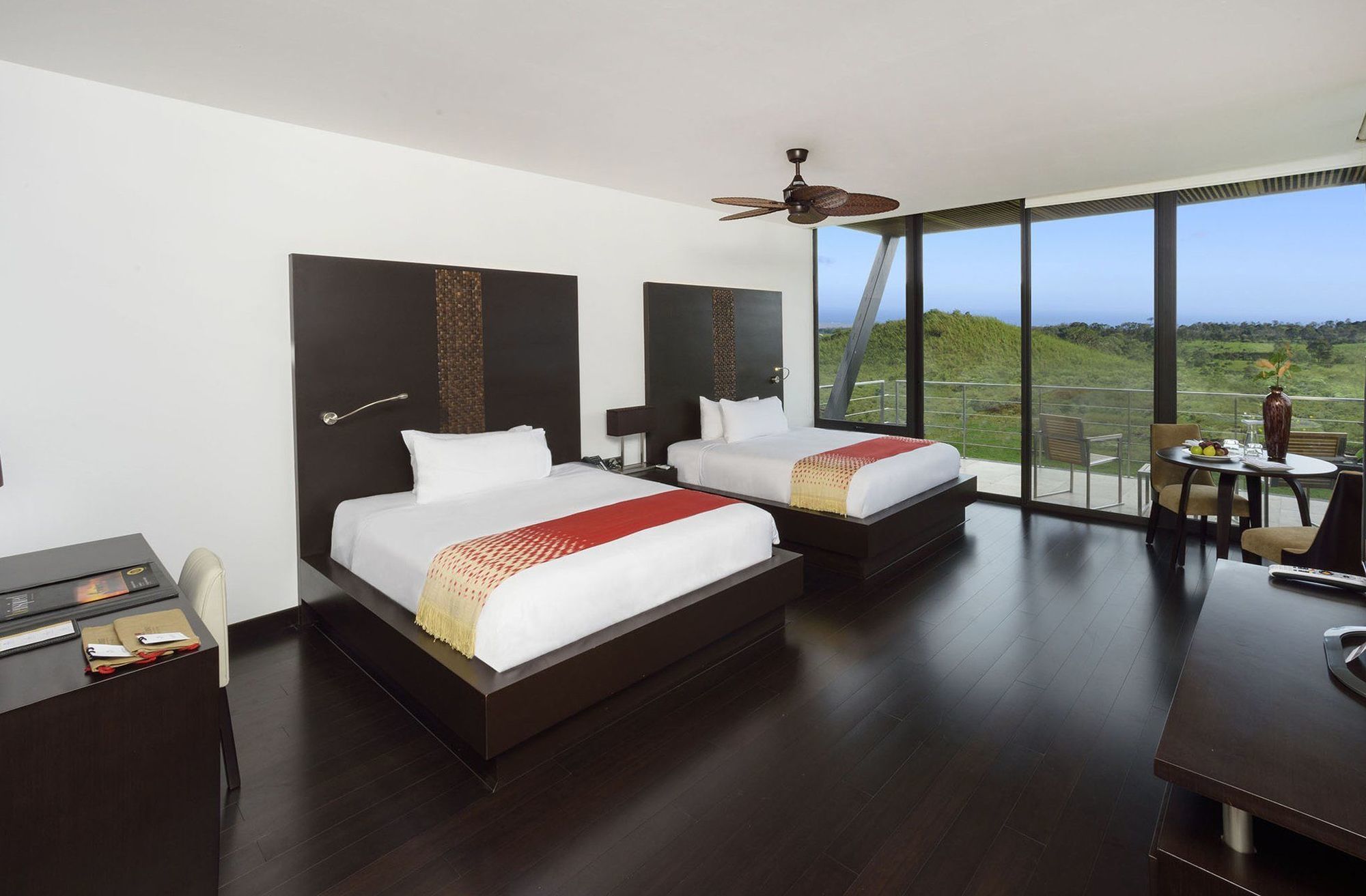 Pikaia Lodge Santa Cruz Island Екстер'єр фото
